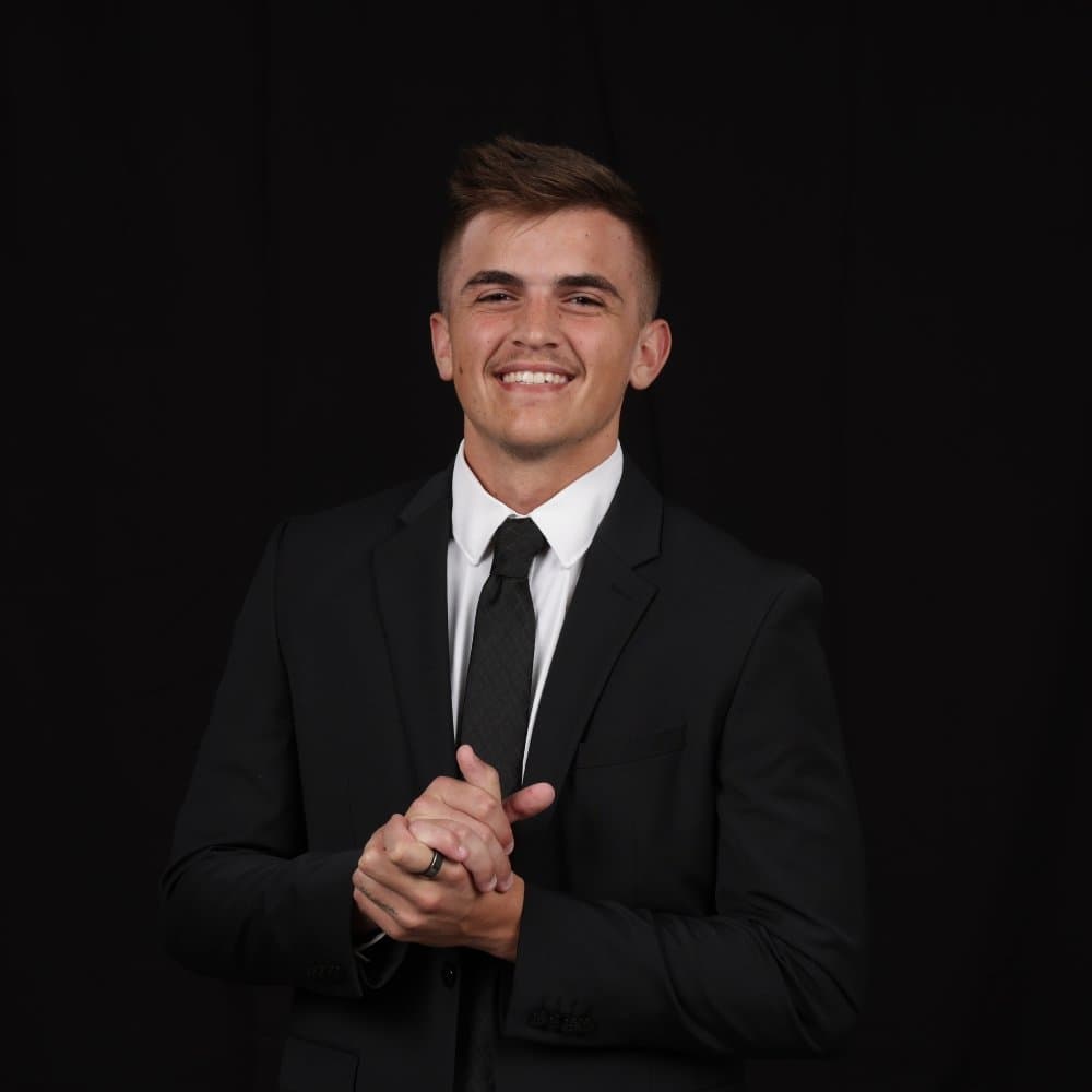 Miami magician performing close-up magic